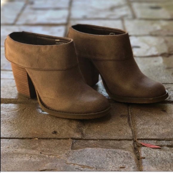 Burnished Toe Cuffed Fold Mule Clog - Picture 5 of 5